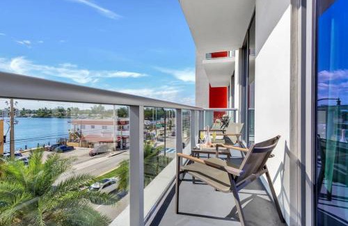 Hollywood Apartment | Front Bay View Terrace Amazing Pool
