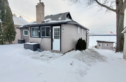 Lindsay Cottage | Front lake view cottage with peace and quite place