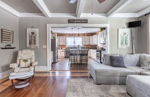 Spartanburg Apartment | Front Porch 2 Living Rooms Sleeps 8