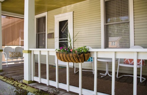 University Park House | Front Porch, Sunny Coffee Nook, Gorgeous Bathroom, One block to CSU & Old Town!