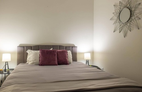 Cultural District Apartment | Frontdesk |1 BR Apt near Market Square