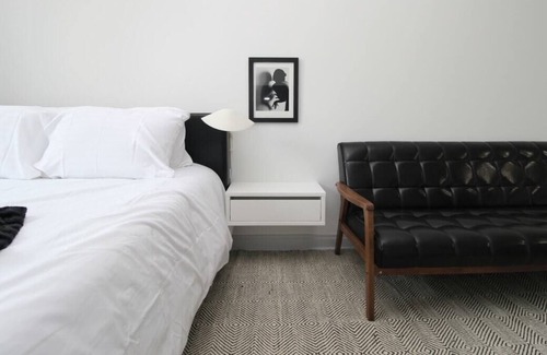 East Hyde Park Apartment | Frontdesk | 1 BR Apt near University of Chicago