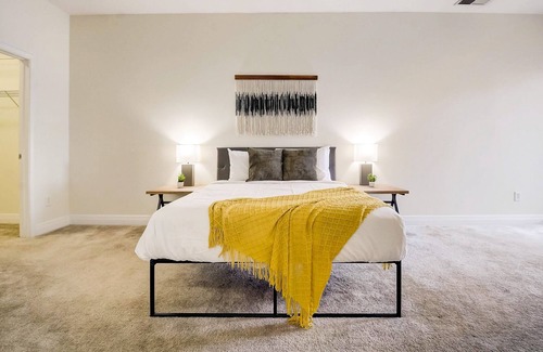 Cole-Noble District Apartment | Frontdesk | 1 BR Apt by Sailors Monument
