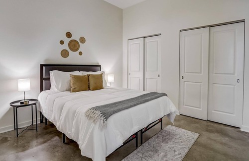 River Market Apartment | Frontdesk | 1 BR Apt near Berkley Riverfront