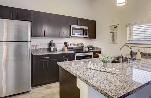 River Market Apartment | Frontdesk | 1 BR Apt near Berkley Riverfront