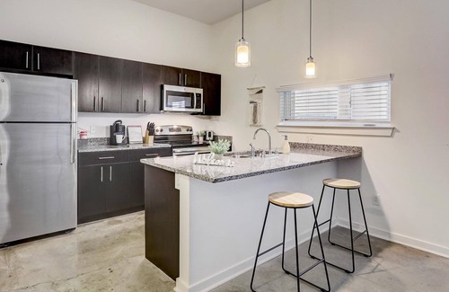 River Market Apartment | Frontdesk | 1 BR Apt near Berkley Riverfront