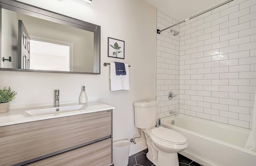 East Walnut HIlls Apartment | Frontdesk | 1 BR close to Krohn Conservatory