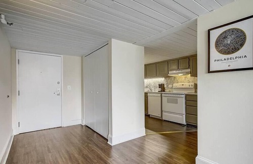 Gayborhood Apartment | Frontdesk | 1 BR Loft Apt Near Center City