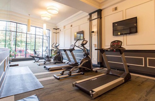 East Hyde Park Apartment | FRONTDESK 1BR Apt near Garden of the Phoenix