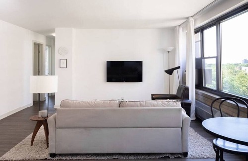 Indian Village Apartment | Frontdesk | 2 BR Apt near University of Chicago