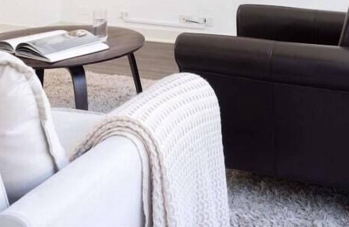 Indian Village Apartment | Frontdesk | 2 BR Apt near University of Chicago