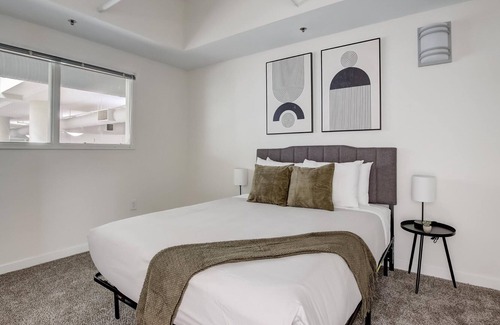 Mile Square Apartment | Frontdesk | 2 BR Apt by Soldiers/Sailors Monument