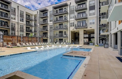 Fourth Ward Apartment | FRONTDESK 500 West Trade Apts Fourth Ward Charlotte