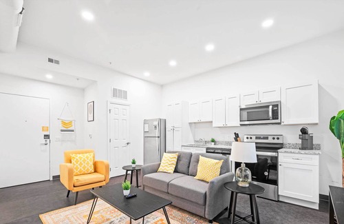 Cultural District Apartment | Frontdesk | City Studio Apt near the North Shore