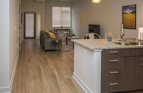 Downtown Des Moines Apartment | Frontdesk | Comfortable 2BR Near Historic District