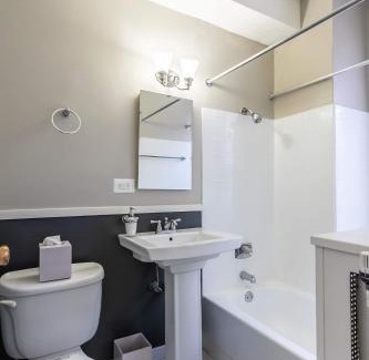 East Hyde Park Apartment | FRONTDESK Historic 2 BR Apt by Jackson Park