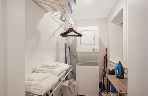 Hanover Place Apartment | FRONTDESK Midtown Studio Apt near KC Nightlife