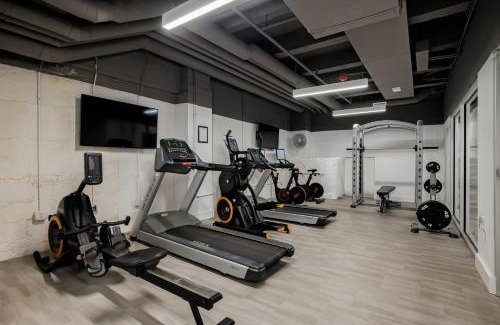 Hanover Place Apartment | FRONTDESK Midtown Studio Apt near KC Nightlife