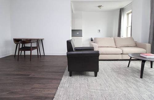 East Hyde Park Apartment | Frontdesk | Modern 1 BR Apt by Promontory Point