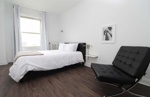 East Hyde Park Apartment | FRONTDESK Modern 1 BR Apt by Promontory Point