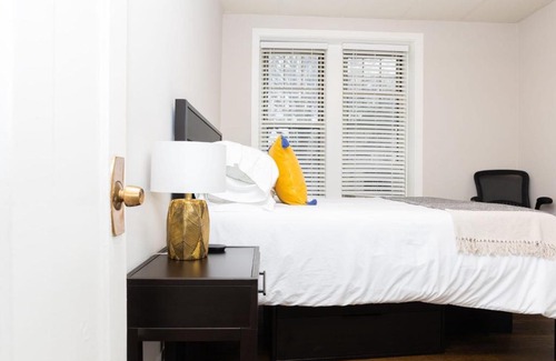 Kenwood Apartment | FRONTDESK Open 1 BR Apt 6 miles to Downtown