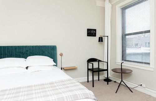East Hyde Park Apartment | FRONTDESK Quaint 1 BR Apt by 57th Street Beach