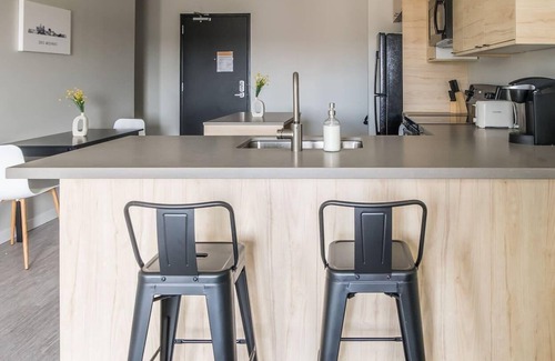 Downtown Des Moines Apartment | Frontdesk | Simple + Roomy 1BR Apt