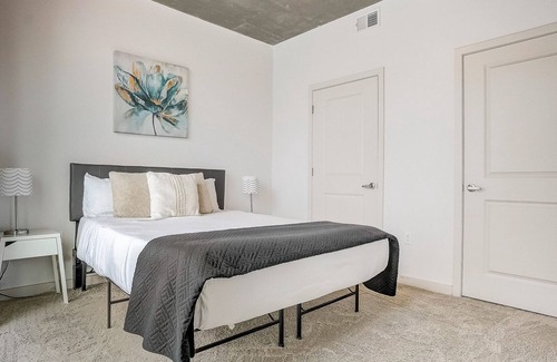 Charlotte Center City Apartment | Frontdesk | Stunning 2BR Apt High-Rise in Uptown