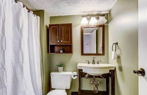 Gayborhood Apartment | Frontdesk | Stylish 1 BR in Washington Square