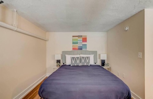 Gayborhood Apartment | Frontdesk | Sunny 1 BR in Washington Square West