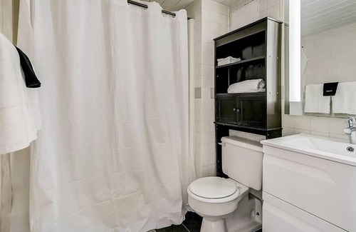 Gayborhood Apartment | Frontdesk | Sunny 2 BR loft in Washington Square