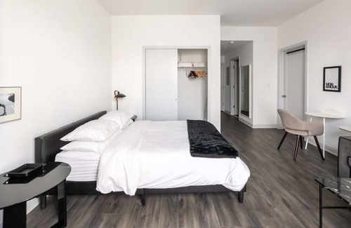 East Hyde Park Apartment | Frontdesk | Trendy Studio Apt near Lake Michigan