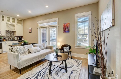 Commonwealth Apartment | FRONTDESK Village at Commonwealth Apts Plaza Midwood Charlotte