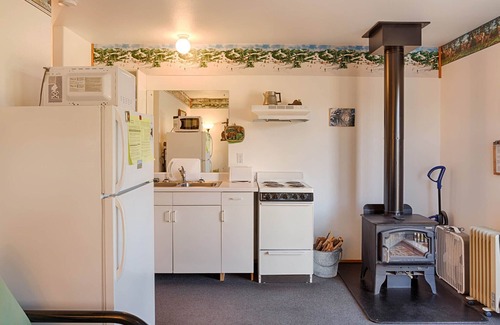 Oroville Cabin | Frontier-style cabin with kitchen & wood stove.