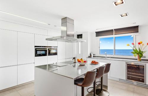 Radazul Apartment | Frontline Beach Apt with Terrace