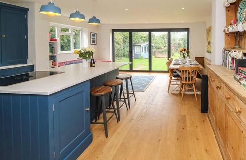 Newport Cottage | FROSTHILL COTTAGE, pet friendly, with open fire in Carisbrooke