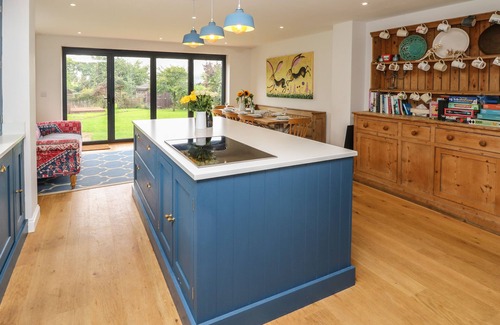 Newport Cottage | FROSTHILL COTTAGE, pet friendly, with open fire in Carisbrooke