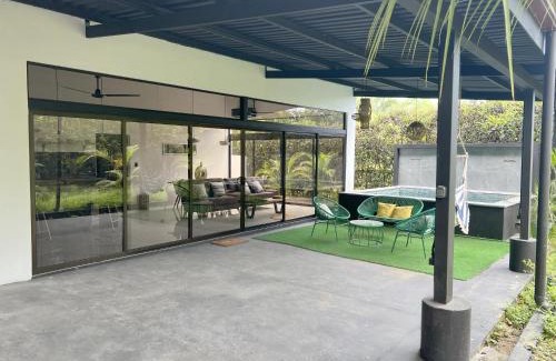 Uvita Villa | Fruit Villa, Lujo a 10 Minutos de la Playa en el Centro de Uvita