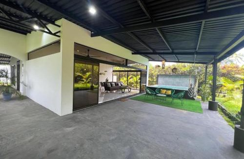 Uvita Villa | Fruit Villa, Lujo a 10 Minutos de la Playa en el Centro de Uvita
