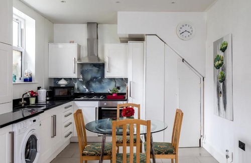 Munster House | Fulham Amazing 2-Bedroom House by Central London