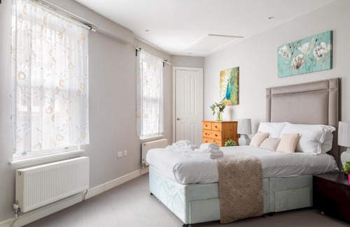 Munster House | Fulham Amazing 2-Bedroom House by Central London