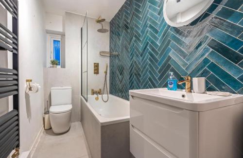 Munster Apartment | Fulham Serviced Apartment, Sleeps 6 WIFI Parking