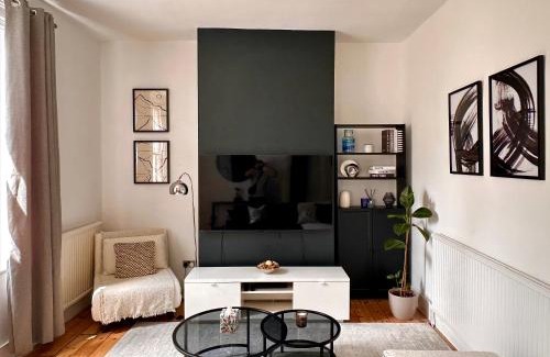 Munster Apartment | Fulham Tranquil 2BD King Bed Home with Parking & Gdn