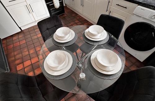 Munster Apartment | Fulham Tranquil 2BD King Bed Home with Parking & Gdn