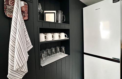 Munster Apartment | Fulham Tranquil 2BD King Bed Home with Parking & Gdn