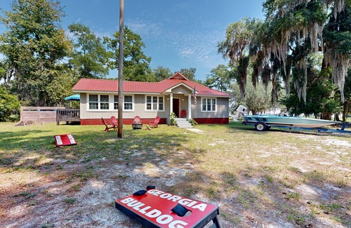 Valona House | Full 3 ensuite home in fish camp community w/kayaks, bikes and boat parking