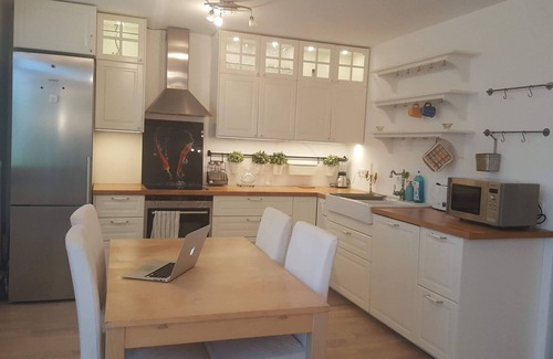 Munchen District Apartment | Full Apt, 2 BedRm, 2 bathRm. by ICM,15/20 min to CityCenter/Oktoberfest, Parking