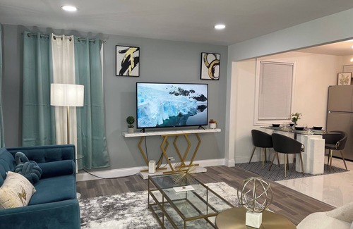 Park Forest House | Full entire cozy home + Free Wi-Fi + Free parking + Central area