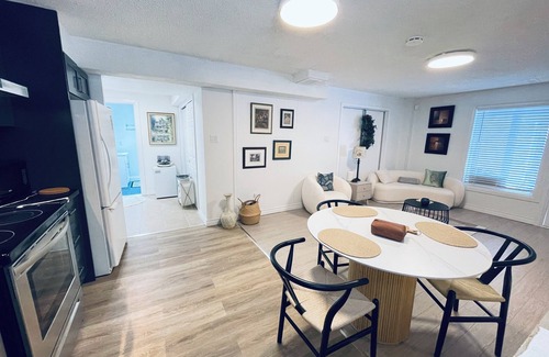 Thornhill Villa | Full floor 2 bedroom suite at Thornhill