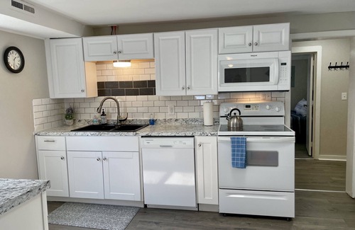 Lincoln House | Full home short walk to Memorial stadium, Hawks field, Railyard & Pinnacle arena